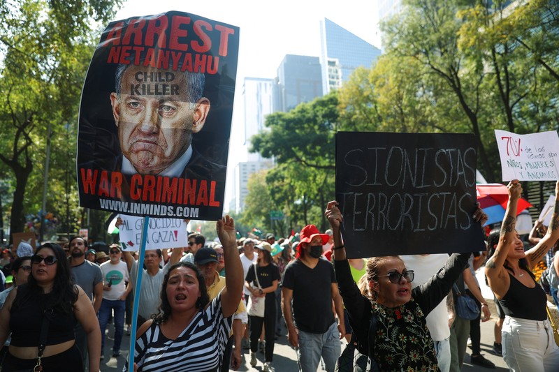 Demonstran pro-Palestina melakaukan unjuk rasa di London, Inggris, Sabtu (21/10/2023). (REUTERS/Hannah McKay)