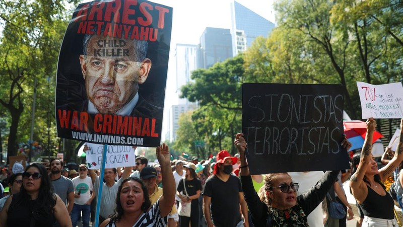 Demonstran pro-Palestina melakaukan unjuk rasa di London, Inggris, Sabtu (21/10/2023). (REUTERS/Hannah McKay)