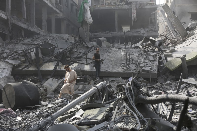 Warga Palestina yang terluka dalam pemboman Israel di Jalur Gaza dibawa ke rumah sakit di Rafah pada Senin, 23 Oktober 2023. Warga Palestina yang terluka dalam pemboman Israel di Jalur Gaza dibawa ke rumah sakit di Rafah pada Senin, 23 Oktober 2023. (AP Photo/Hatem Ali)