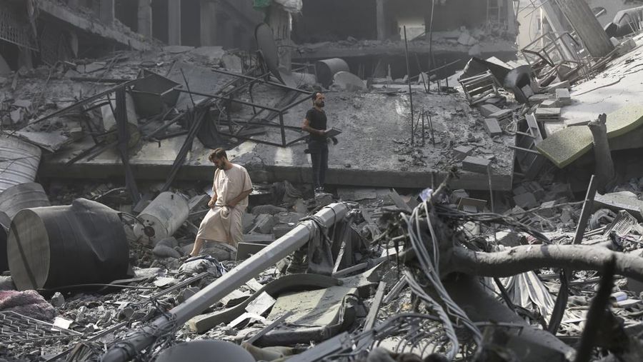 Warga Palestina yang terluka dalam pemboman Israel di Jalur Gaza dibawa ke rumah sakit di Rafah pada Senin, 23 Oktober 2023. (AP Photo/Hatem Ali)