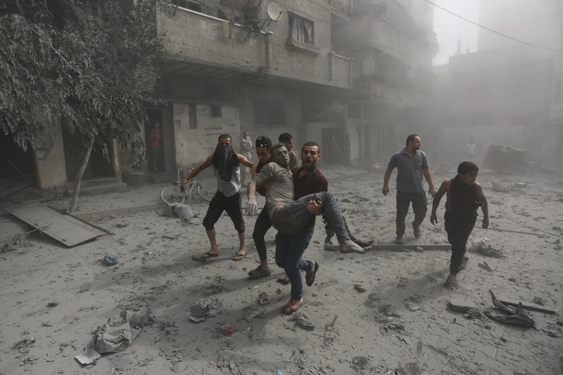 Warga Palestina yang terluka dalam pemboman Israel di Jalur Gaza dibawa ke rumah sakit di Rafah pada Senin, 23 Oktober 2023. (AP Photo/Hatem Ali)