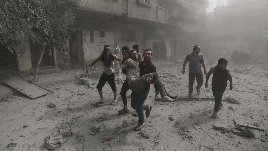 Warga Palestina yang terluka dalam pemboman Israel di Jalur Gaza dibawa ke rumah sakit di Rafah pada Senin, 23 Oktober 2023. (AP Photo/Hatem Ali)