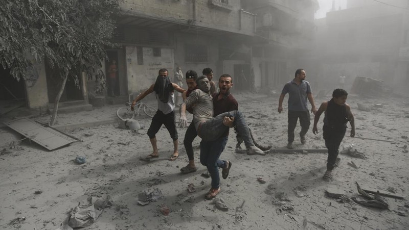 Warga Palestina yang terluka dalam pemboman Israel di Jalur Gaza dibawa ke rumah sakit di Rafah pada Senin, 23 Oktober 2023. (AP Photo/Hatem Ali)