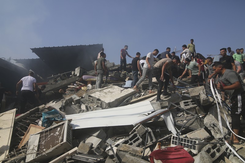 Warga Palestina yang terluka dalam pemboman Israel di Jalur Gaza dibawa ke rumah sakit di Rafah pada Senin, 23 Oktober 2023. Warga Palestina yang terluka dalam pemboman Israel di Jalur Gaza dibawa ke rumah sakit di Rafah pada Senin, 23 Oktober 2023. (AP Photo/Hatem Ali)
