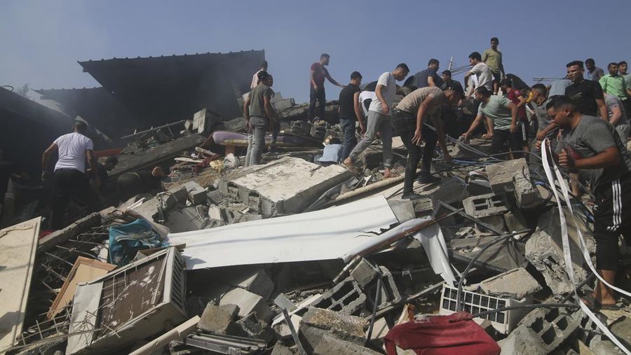 Warga Palestina yang terluka dalam pemboman Israel di Jalur Gaza dibawa ke rumah sakit di Rafah pada Senin, 23 Oktober 2023. (AP Photo/Hatem Ali)