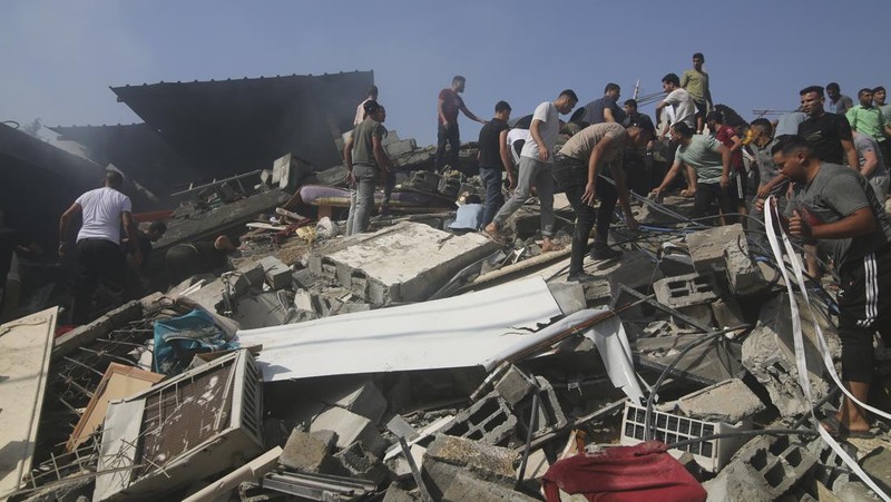 Warga Palestina yang terluka dalam pemboman Israel di Jalur Gaza dibawa ke rumah sakit di Rafah pada Senin, 23 Oktober 2023. (AP Photo/Hatem Ali)