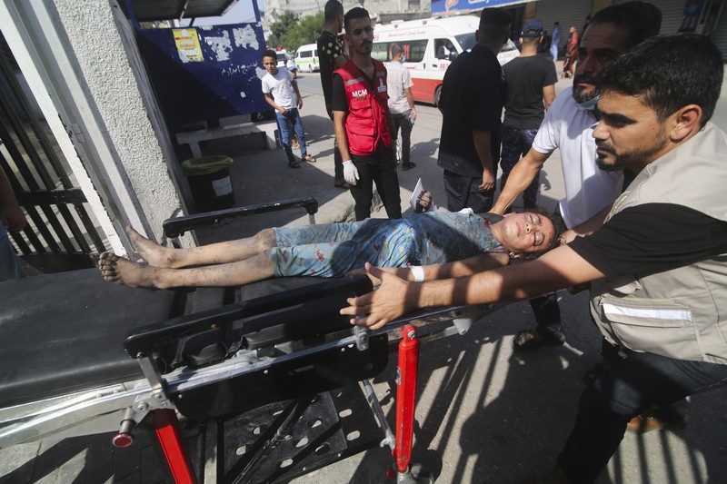 Warga Palestina yang terluka dalam pemboman Israel di Jalur Gaza dibawa ke rumah sakit di Rafah pada Senin, 23 Oktober 2023. Warga Palestina yang terluka dalam pemboman Israel di Jalur Gaza dibawa ke rumah sakit di Rafah pada Senin, 23 Oktober 2023. (AP Photo/Hatem Ali)