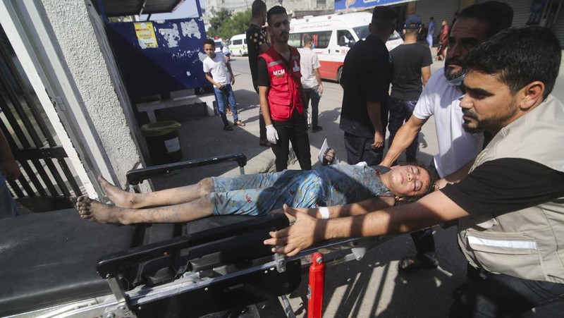 Warga Palestina yang terluka dalam pemboman Israel di Jalur Gaza dibawa ke rumah sakit di Rafah pada Senin, 23 Oktober 2023. (AP Photo/Hatem Ali)