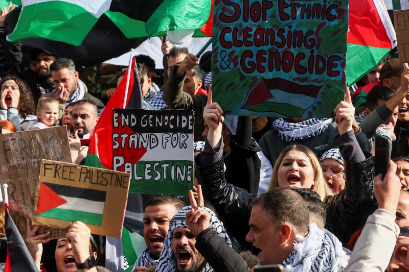 Demonstran pro-Palestina melakaukan unjuk rasa di London, Inggris, Sabtu (21/10/2023). (REUTERS/Hannah McKay) Demonstran pro-Palestina melakaukan unjuk rasa di London, Inggris, Sabtu (21/10/2023). (REUTERS/Hannah McKay)