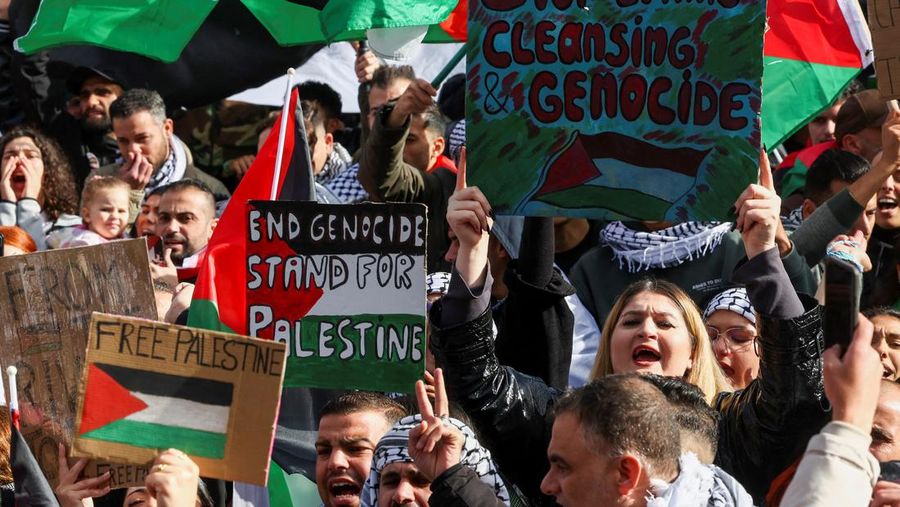 Warga pro-Palestina melakukan unjuk rasa di uar markas besar Komisi Eropa di Brussels, Belgia, MInggu (22/10/2023). (REUTERS/Yves Herman)