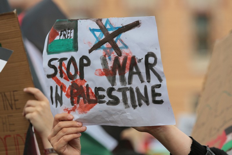 Demonstran pro-Palestina melakaukan unjuk rasa di London, Inggris, Sabtu (21/10/2023). (REUTERS/Hannah McKay)
