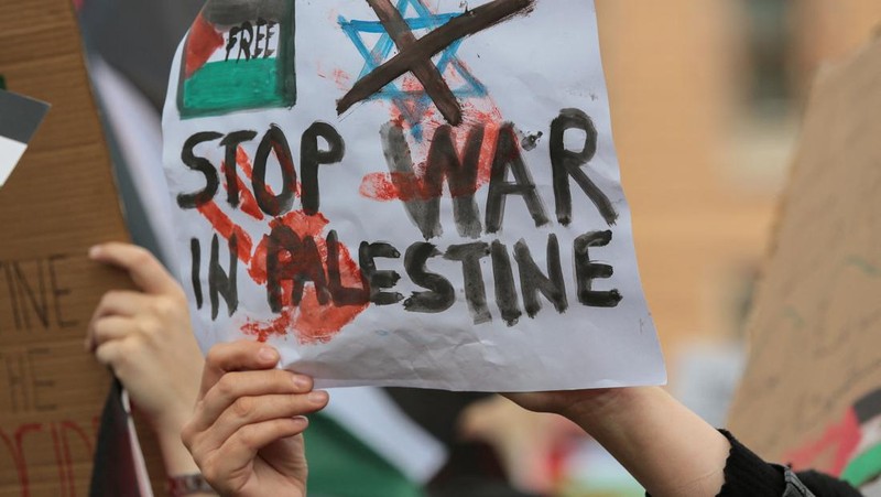 Demonstran pro-Palestina melakaukan unjuk rasa di London, Inggris, Sabtu (21/10/2023). (REUTERS/Hannah McKay)