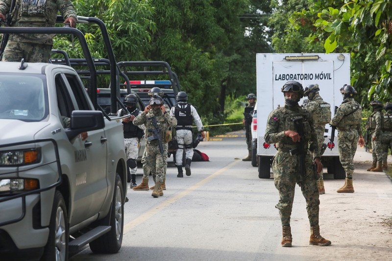 Angkatan bersenjata Meksiko berjaga di dekat TKP di mana beberapa petugas polisi setempat ditembak mati oleh orang-orang bersenjata, di Coyuca de Benitez, Meksiko 23 Oktober 2023. (REUTERS/Javier Verdin)