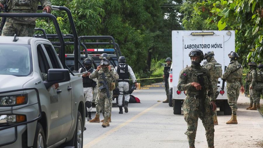Angkatan bersenjata Meksiko berjaga di dekat TKP di mana beberapa petugas polisi setempat ditembak mati oleh orang-orang bersenjata, di Coyuca de Benitez, Meksiko 23 Oktober 2023. (REUTERS/Javier Verdin)