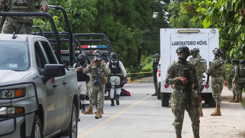 Angkatan bersenjata Meksiko berjaga di dekat TKP di mana beberapa petugas polisi setempat ditembak mati oleh orang-orang bersenjata, di Coyuca de Benitez, Meksiko 23 Oktober 2023. (REUTERS/Javier Verdin)