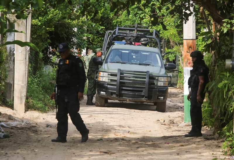 Angkatan bersenjata Meksiko berjaga di dekat TKP di mana beberapa petugas polisi setempat ditembak mati oleh orang-orang bersenjata, di Coyuca de Benitez, Meksiko 23 Oktober 2023. (REUTERS/Javier Verdin)