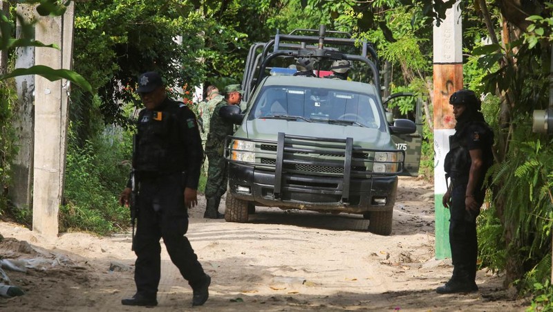 Angkatan bersenjata Meksiko berjaga di dekat TKP di mana beberapa petugas polisi setempat ditembak mati oleh orang-orang bersenjata, di Coyuca de Benitez, Meksiko 23 Oktober 2023. (REUTERS/Javier Verdin)