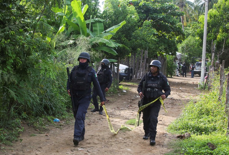 Angkatan bersenjata Meksiko berjaga di dekat TKP di mana beberapa petugas polisi setempat ditembak mati oleh orang-orang bersenjata, di Coyuca de Benitez, Meksiko 23 Oktober 2023. Angkatan bersenjata Meksiko berjaga di dekat TKP di mana beberapa petugas polisi setempat ditembak mati oleh orang-orang bersenjata, di Coyuca de Benitez, Meksiko 23 Oktober 2023. (REUTERS/Javier Verdin)