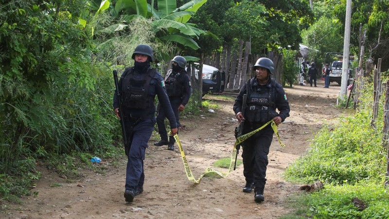 Angkatan bersenjata Meksiko berjaga di dekat TKP di mana beberapa petugas polisi setempat ditembak mati oleh orang-orang bersenjata, di Coyuca de Benitez, Meksiko 23 Oktober 2023. (REUTERS/Javier Verdin)