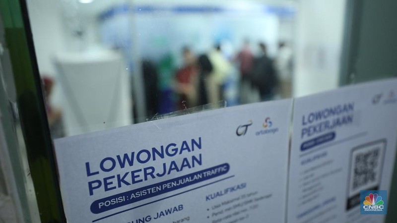 Antusias peserta dalam mencari pekerjaan di acara Job Fair di Mangga Dua Square, Jakarta, Selasa (24/10/2023). (CNBC Indonesia/Tri Susilo)
