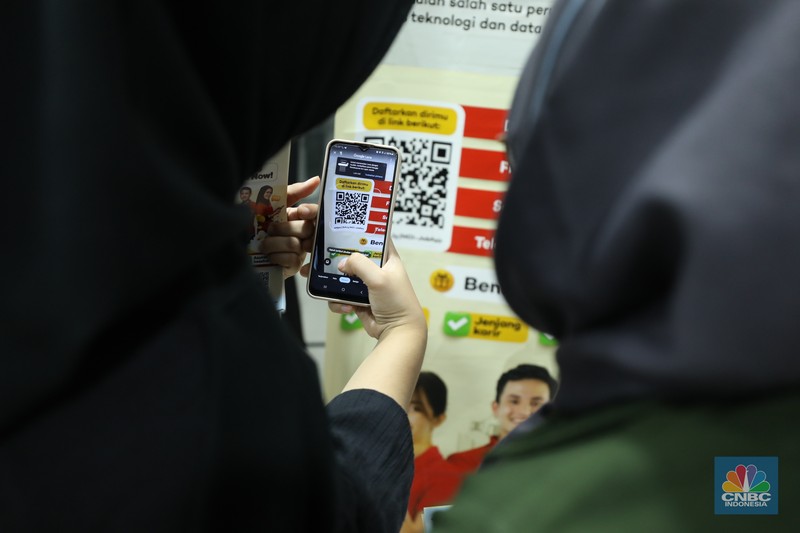 Antusias peserta dalam mencari pekerjaan di acara Job Fair di Mangga Dua Square, Jakarta, Selasa (24/10/2023). (CNBC Indonesia/Tri Susilo)