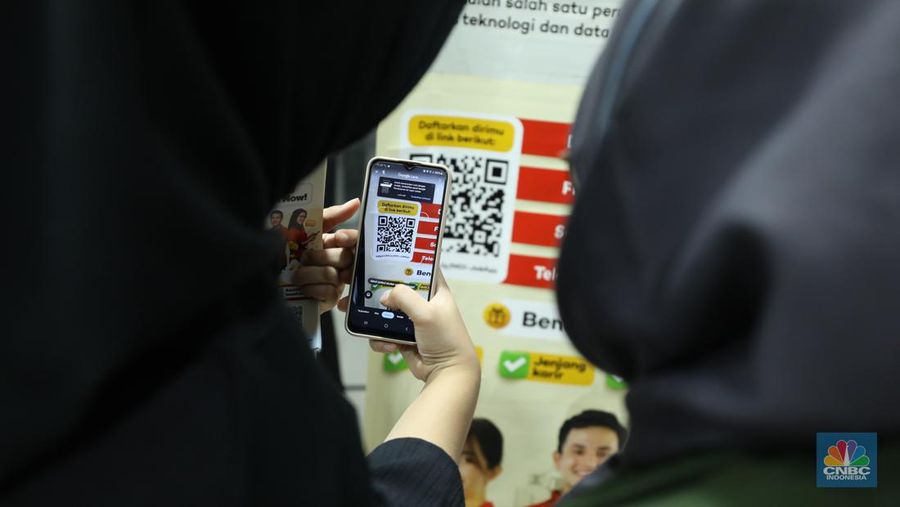 Antusias peserta dalam mencari pekerjaan di acara Job Fair di Mangga Dua Square, Jakarta, Selasa (24/10/2023). (CNBC Indonesia/Tri Susilo)