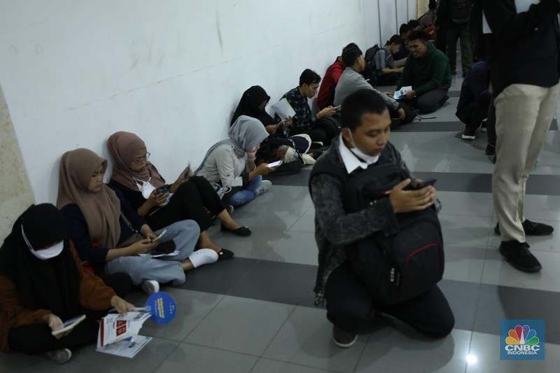 Antusias peserta dalam mencari pekerjaan di acara Job Fair di Mangga Dua Square, Jakarta, Selasa (24/10/2023). (CNBC Indonesia/Tri Susilo)