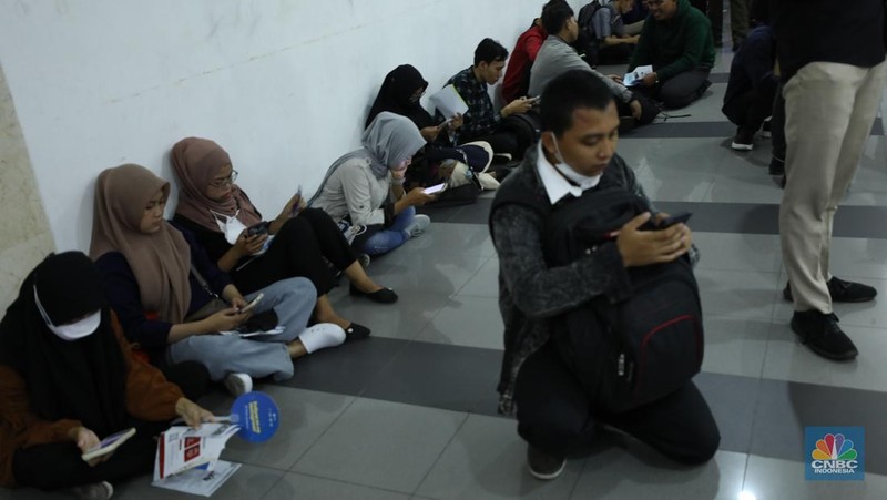 Antusias peserta dalam mencari pekerjaan di acara Job Fair di Mangga Dua Square, Jakarta, Selasa (24/10/2023). (CNBC Indonesia/Tri Susilo)