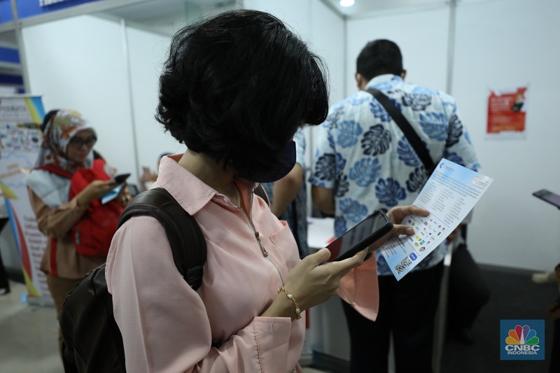 Antusias peserta dalam mencari pekerjaan di acara Job Fair di Mangga Dua Square, Jakarta, Selasa (24/10/2023). (CNBC Indonesia/Tri Susilo)