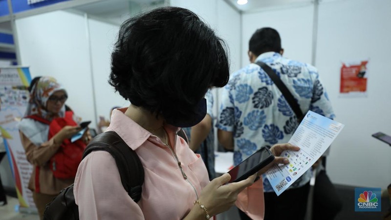 Antusias peserta dalam mencari pekerjaan di acara Job Fair di Mangga Dua Square, Jakarta, Selasa (24/10/2023). (CNBC Indonesia/Tri Susilo)