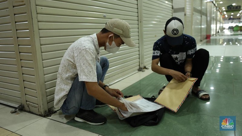 Antusias peserta dalam mencari pekerjaan di acara Job Fair di Mangga Dua Square, Jakarta, Selasa (24/10/2023). (CNBC Indonesia/Tri Susilo)