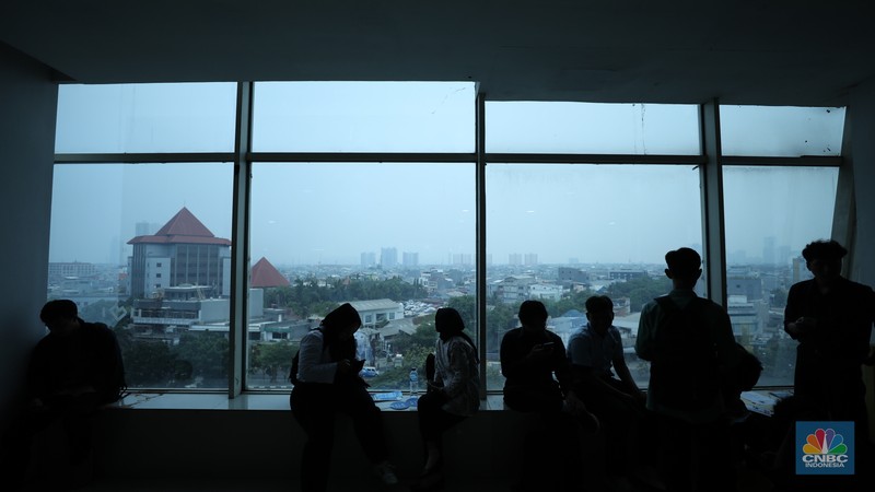 Antusias peserta dalam mencari pekerjaan di acara Job Fair di Mangga Dua Square, Jakarta, Selasa (24/10/2023). Antusias peserta dalam mencari pekerjaan di acara Job Fair di Mangga Dua Square, Jakarta, Selasa (24/10/2023). (CNBC Indonesia/Tri Susilo)