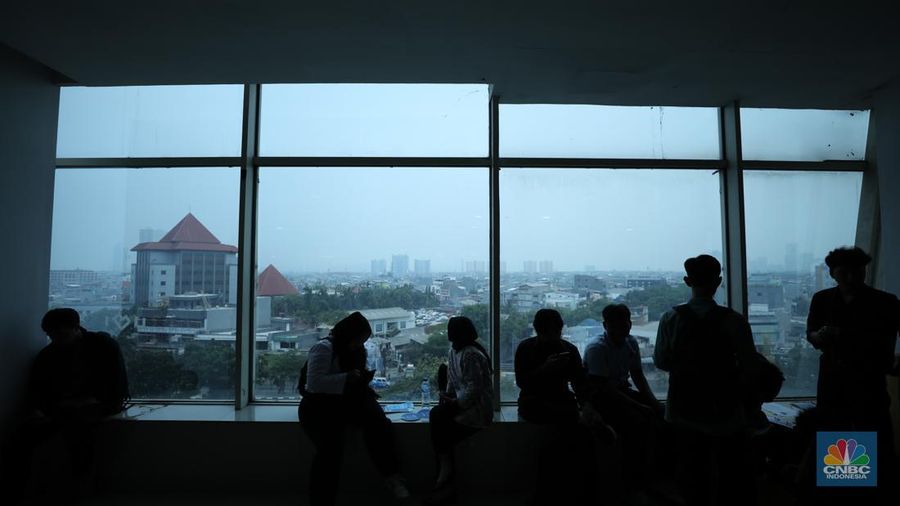 Antusias peserta dalam mencari pekerjaan di acara Job Fair di Mangga Dua Square, Jakarta, Selasa (24/10/2023). (CNBC Indonesia/Tri Susilo)