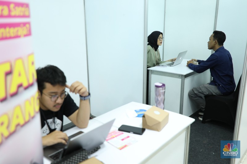 Antusias peserta dalam mencari pekerjaan di acara Job Fair di Mangga Dua Square, Jakarta, Selasa (24/10/2023). Antusias peserta dalam mencari pekerjaan di acara Job Fair di Mangga Dua Square, Jakarta, Selasa (24/10/2023). (CNBC Indonesia/Tri Susilo)