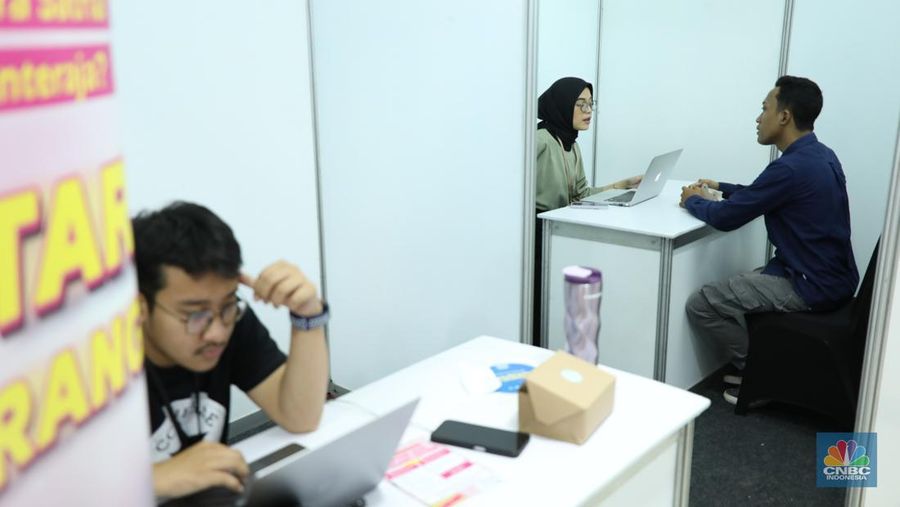 Antusias peserta dalam mencari pekerjaan di acara Job Fair di Mangga Dua Square, Jakarta, Selasa (24/10/2023). (CNBC Indonesia/Tri Susilo)