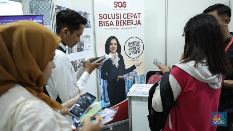 Antusias peserta dalam mencari pekerjaan di acara Job Fair di Mangga Dua Square, Jakarta, Selasa (24/10/2023). (CNBC Indonesia/Tri Susilo)