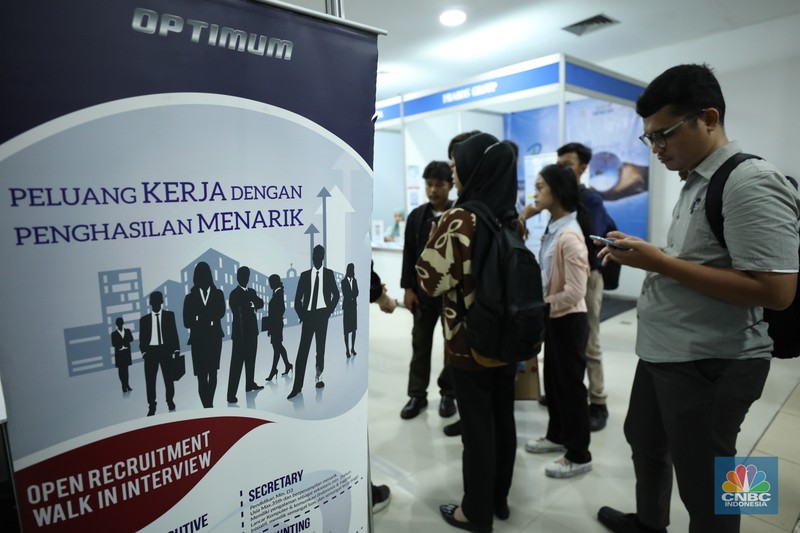 Antusias peserta dalam mencari pekerjaan di acara Job Fair di Mangga Dua Square, Jakarta, Selasa (24/10/2023). (CNBC Indonesia/Tri Susilo)