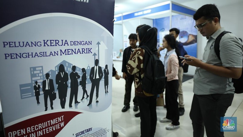 Antusias peserta dalam mencari pekerjaan di acara Job Fair di Mangga Dua Square, Jakarta, Selasa (24/10/2023). (CNBC Indonesia/Tri Susilo)