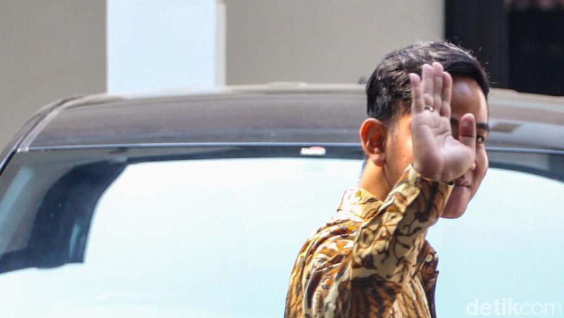 Menhan Prabowo dan Wali Kota Solo Gibran hadiri Hari Veteran Nasional di UNS. (Dok. Tim Media Prabowo Subianto) Menhan Prabowo dan Wali Kota Solo Gibran hadiri Hari Veteran Nasional di UNS. (Dok. Tim Media Prabowo Subianto)