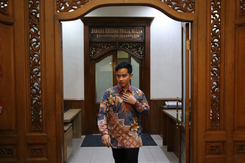 Menhan Prabowo dan Wali Kota Solo Gibran hadiri Hari Veteran Nasional di UNS. (Dok. Tim Media Prabowo Subianto) Menhan Prabowo dan Wali Kota Solo Gibran hadiri Hari Veteran Nasional di UNS. (Dok. Tim Media Prabowo Subianto)