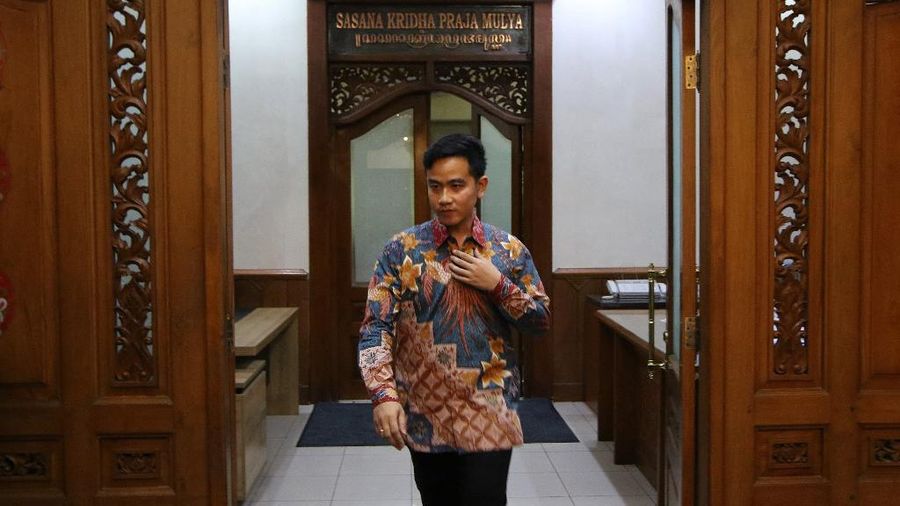 Menhan Prabowo dan Wali Kota Solo Gibran hadiri Hari Veteran Nasional di UNS. (Dok. Tim Media Prabowo Subianto)