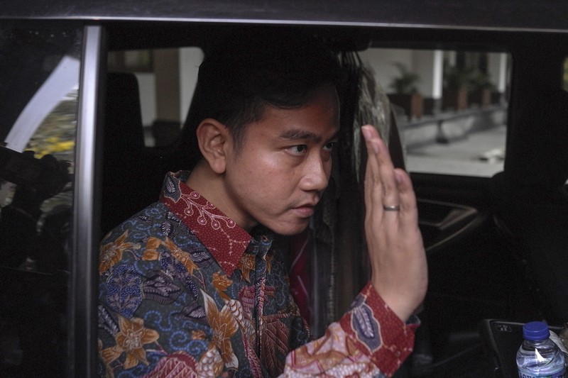 Menhan Prabowo dan Wali Kota Solo Gibran hadiri Hari Veteran Nasional di UNS. (Dok. Tim Media Prabowo Subianto) Menhan Prabowo dan Wali Kota Solo Gibran hadiri Hari Veteran Nasional di UNS. (Dok. Tim Media Prabowo Subianto)