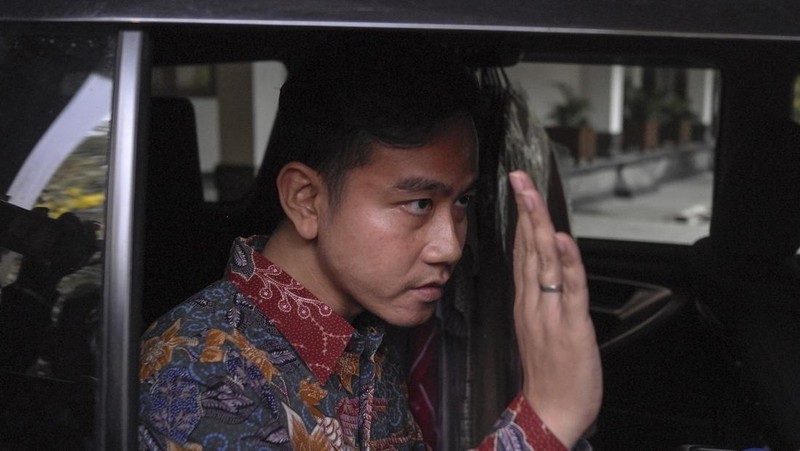 Menhan Prabowo dan Wali Kota Solo Gibran hadiri Hari Veteran Nasional di UNS. (Dok. Tim Media Prabowo Subianto)