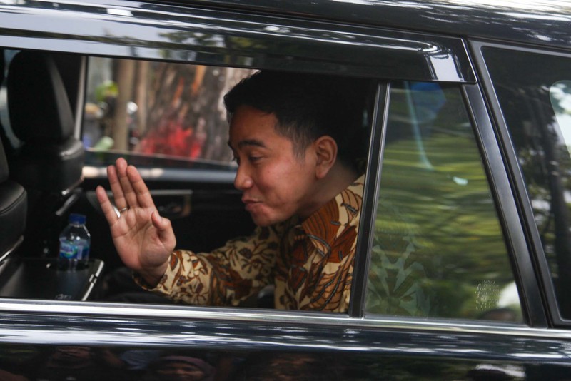 Menhan Prabowo dan Wali Kota Solo Gibran hadiri Hari Veteran Nasional di UNS. (Dok. Tim Media Prabowo Subianto) Menhan Prabowo dan Wali Kota Solo Gibran hadiri Hari Veteran Nasional di UNS. (Dok. Tim Media Prabowo Subianto)