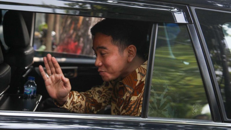 Menhan Prabowo dan Wali Kota Solo Gibran hadiri Hari Veteran Nasional di UNS. (Dok. Tim Media Prabowo Subianto)