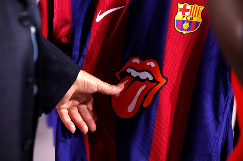 Jersey FC Barcelona berlogo Rolling Stones yang dijual di Toko FC Barcelona, kota Barcelona Spanyol, Senin (23/10/2023). (REUTERS/Albert Gea) Jersey FC Barcelona berlogo Rolling Stones yang dijual di Toko FC Barcelona, kota Barcelona Spanyol, Senin (23/10/2023). (REUTERS/Albert Gea)