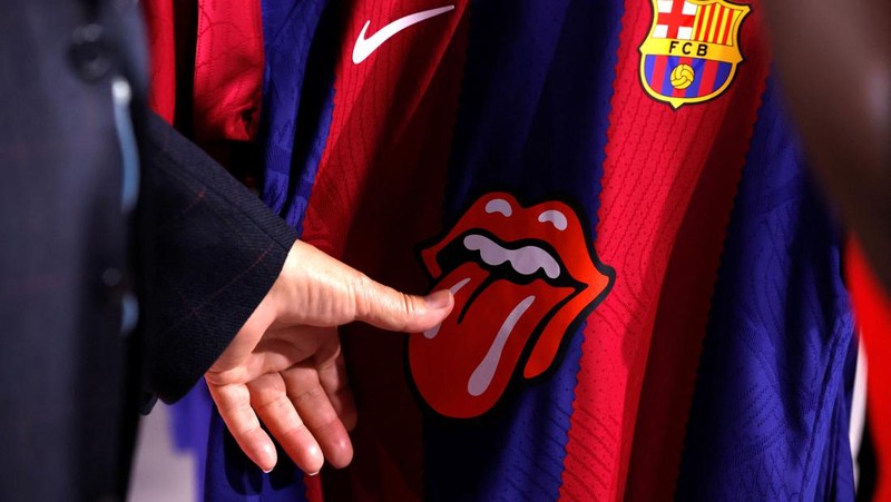 Jersey FC Barcelona berlogo Rolling Stones yang dijual di Toko FC Barcelona, kota Barcelona Spanyol, Senin (23/10/2023). (REUTERS/Albert Gea)