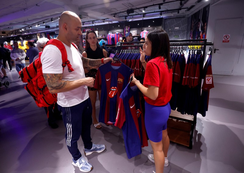 Jersey FC Barcelona berlogo Rolling Stones yang dijual di Toko FC Barcelona, kota Barcelona Spanyol, Senin (23/10/2023). (REUTERS/Albert Gea)