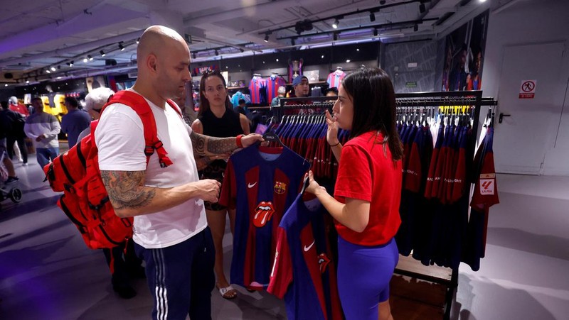 Jersey FC Barcelona berlogo Rolling Stones yang dijual di Toko FC Barcelona, kota Barcelona Spanyol, Senin (23/10/2023). (REUTERS/Albert Gea)