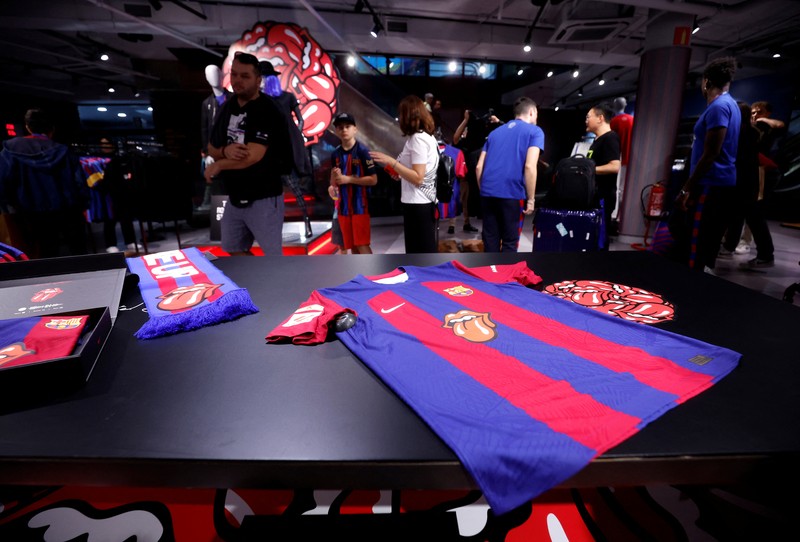 Jersey FC Barcelona berlogo Rolling Stones yang dijual di Toko FC Barcelona, kota Barcelona Spanyol, Senin (23/10/2023). (REUTERS/Albert Gea) Jersey FC Barcelona berlogo Rolling Stones yang dijual di Toko FC Barcelona, kota Barcelona Spanyol, Senin (23/10/2023). (REUTERS/Albert Gea)
